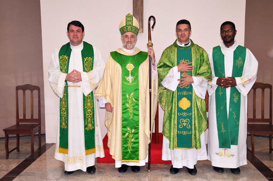 Padre Ronaldo Evangelista de Melo toma posse como pároco de Sant'Ana e São Joaquim