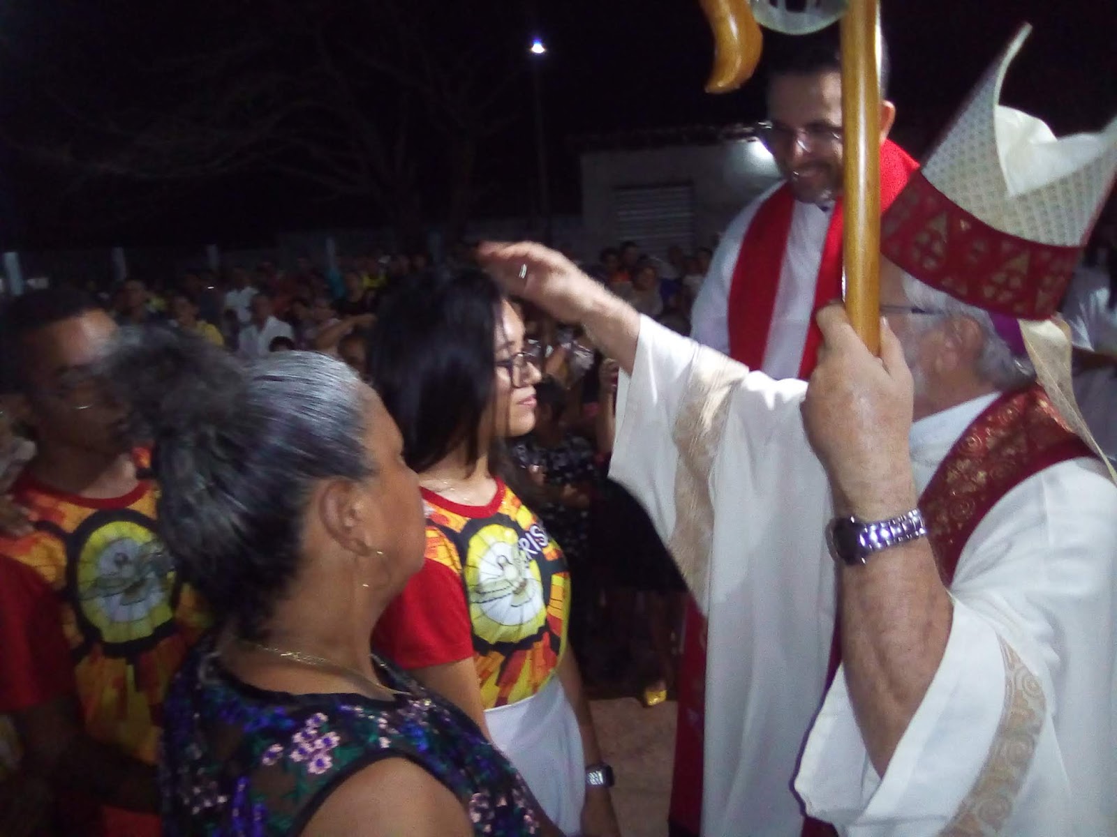 Dom Armando confere o sacramento da crisma em comunidade de Lagoa Grande