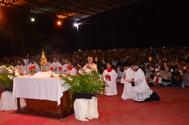 Fiéis participam de procissão de Corpus Christi em Bacabal (MA)